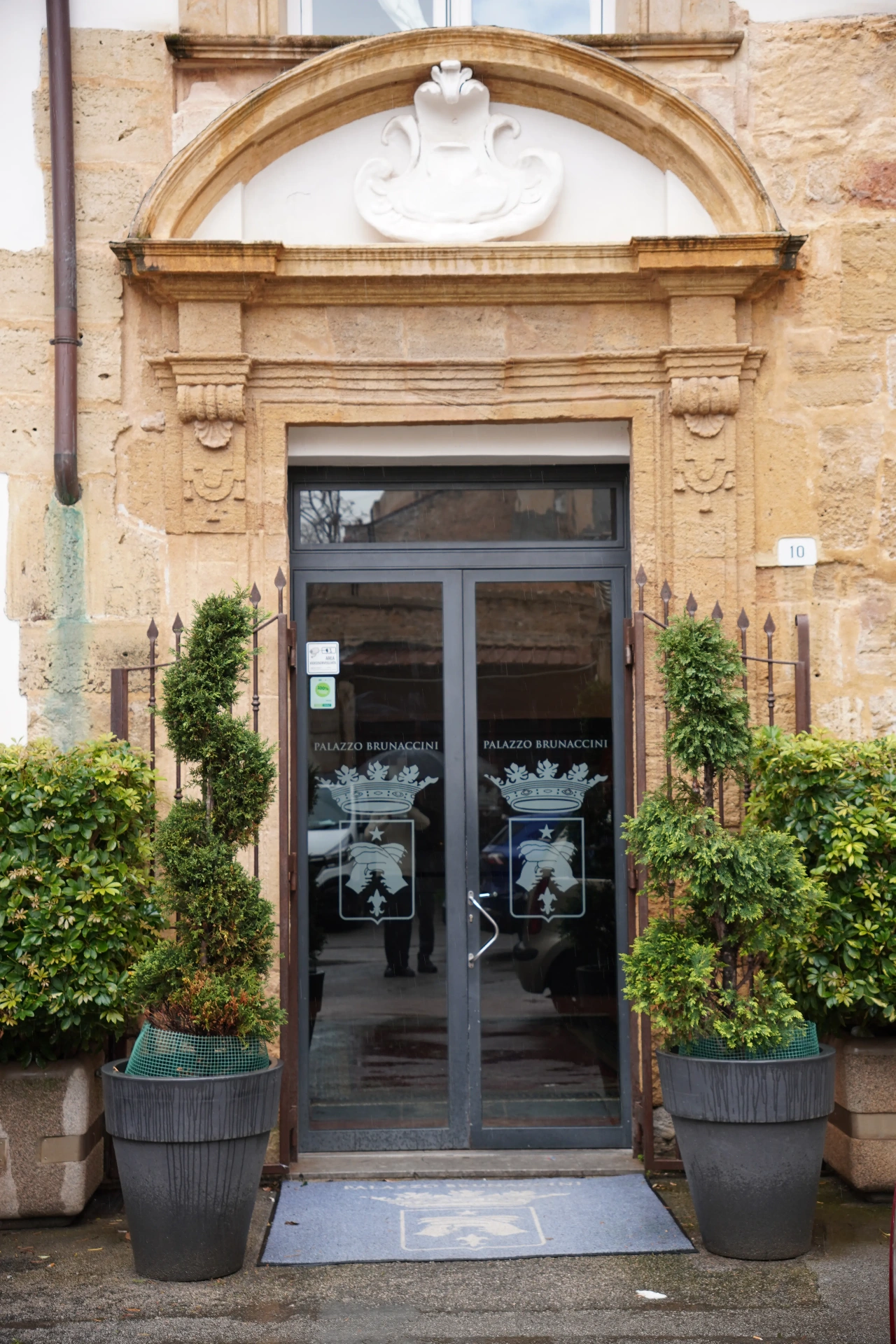 Interno del ristorante Brunaccini, tavolo per due con candele in un palazzo storico